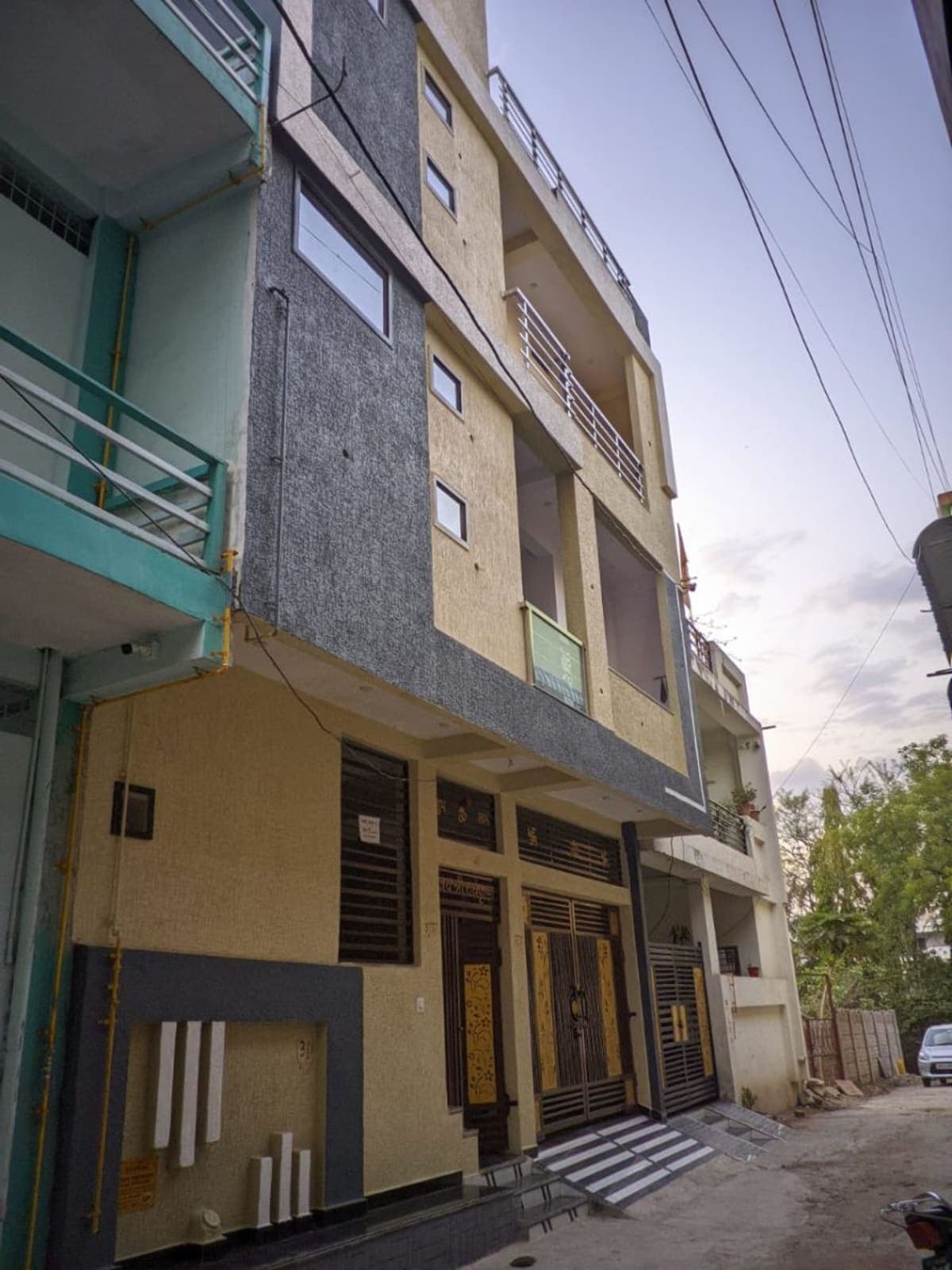Best Single Room in Englishpura